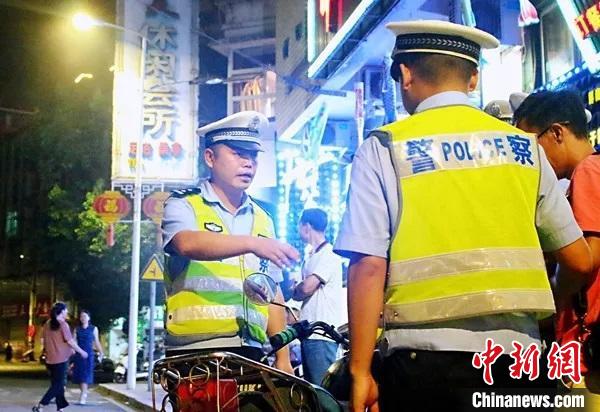 图为屏南警方夜查交通违法行为。　屏南县公安局 供图