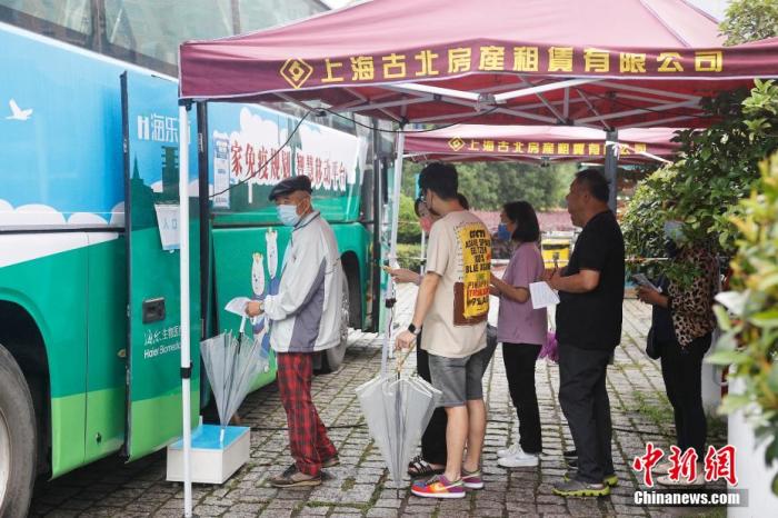 6月2日，民众冒雨来到同仁医院黄金城道步行街的疫苗接种移动大巴上 ，有序进行接种。殷立勤 摄