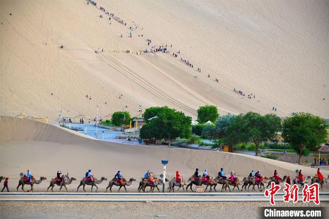 6月13日，敦煌鸣沙山月牙泉景区热闹非凡。　王斌银 摄