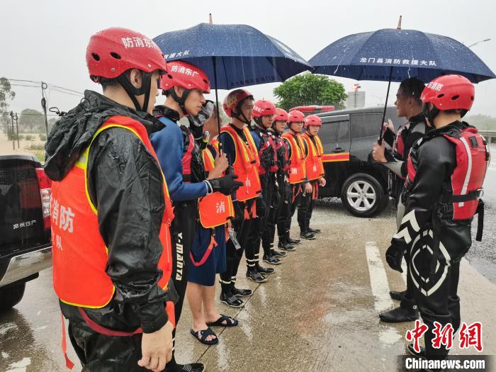 图为广东龙门县消防救援大队救援现场。　赵胜男 摄