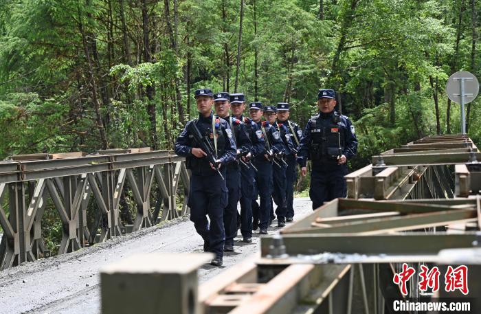 图为移民管理警察步行进入巡逻区域。　赵朗 摄