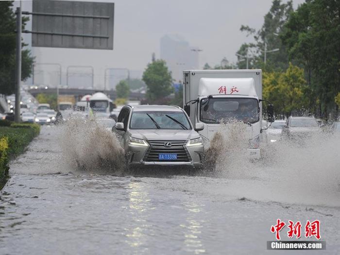 城区多个路段积水严重。刘栋 摄