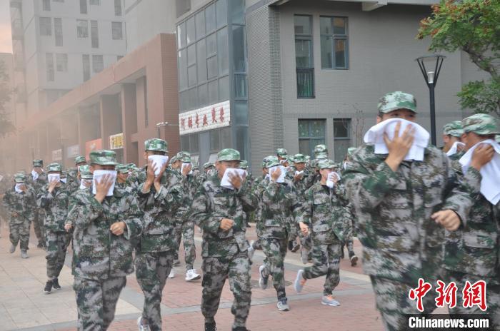 提升受众应对火灾的技能。图为山西交通职业技术学院新生参加应急疏散演练。　韩瑞 摄