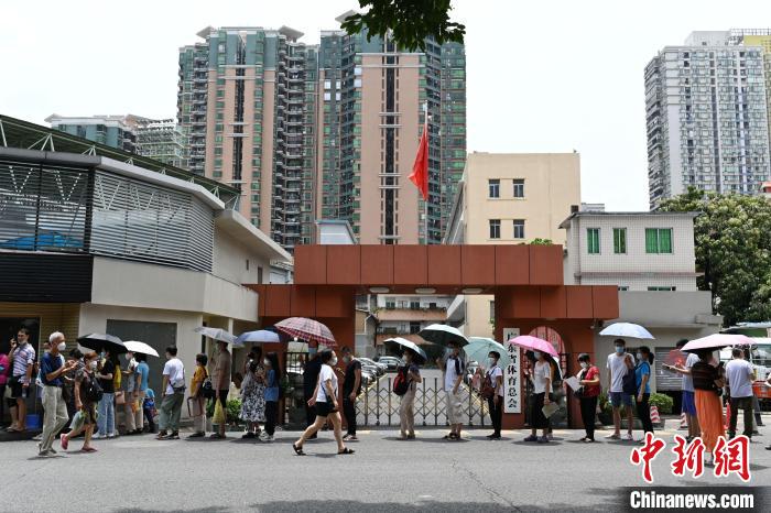 广州市民排队等候做核酸 陈楚红 摄