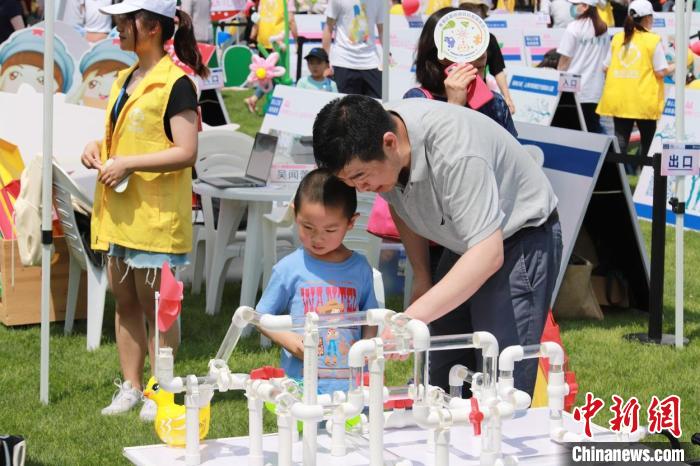 在2021年上海市首场科学育儿指导公益活动现场，家长和幼儿进行亲子游戏。　谈乐达 摄