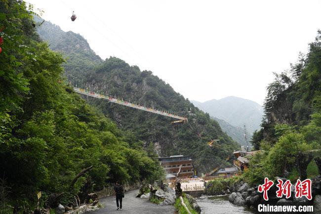 6月19日，甘肃积石山县大墩峡“峡谷幽境”引客“探险猎奇”。　杨艳敏 摄