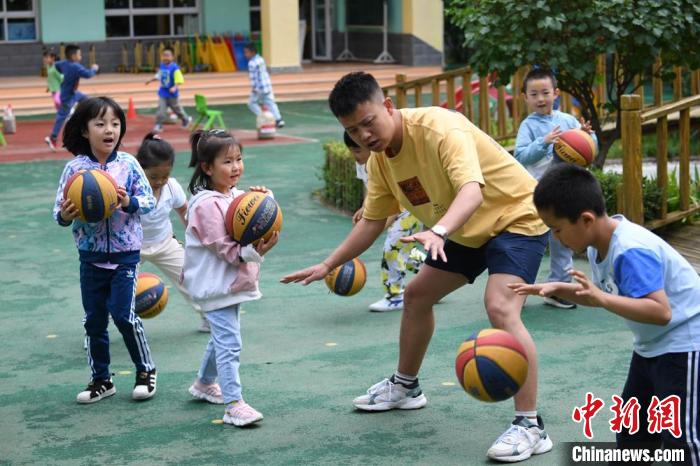 图为孩子们参与体育锻炼。　杨艳敏 摄