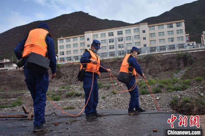 消防指战员测量水位。　卡若区森林消防中队供图