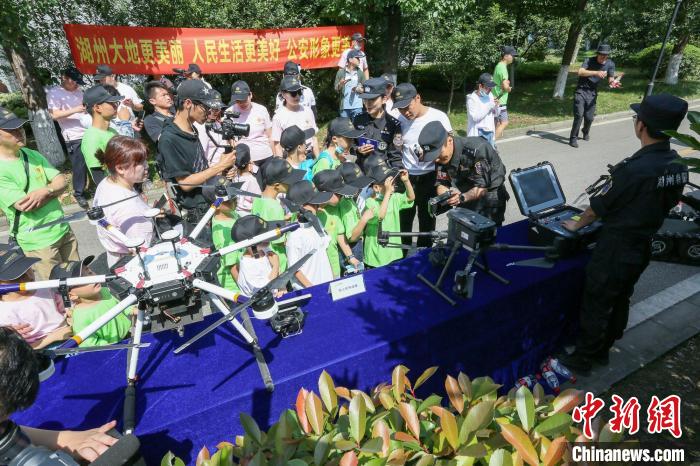 6月1日，全国特警警营开放日系列直播活动首场活动走进浙江湖州。　公安部供图