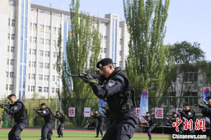 图为青海警官学院学院展示枪操战术。　马铭言 摄