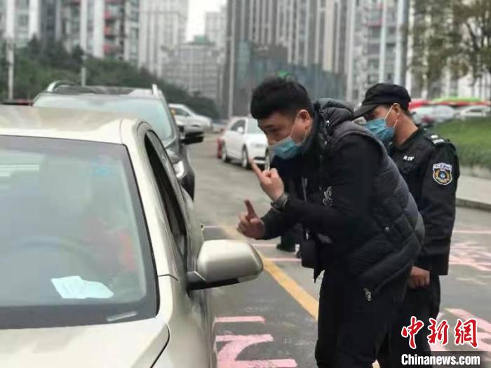 图为肖和奔走在疫情防控前线。　重庆市委宣传部供图