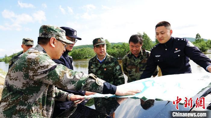 塔河县应急、水务、消防等部门昼夜奋战，应对汛情。　塔河县委宣传部供图