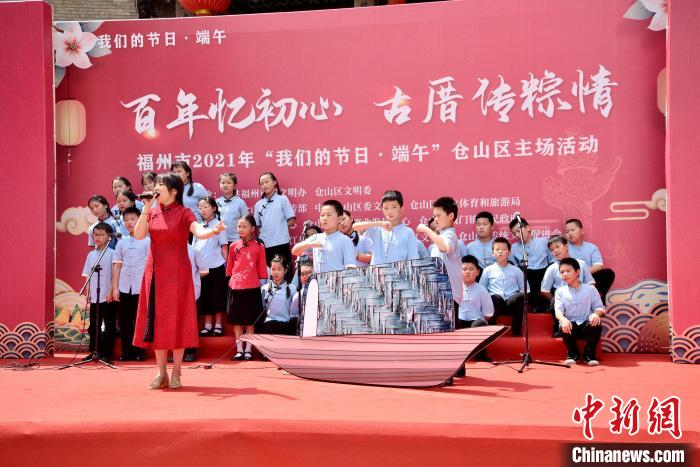 图为福州市林浦小学表演《红船的方向》。　林玮东 摄