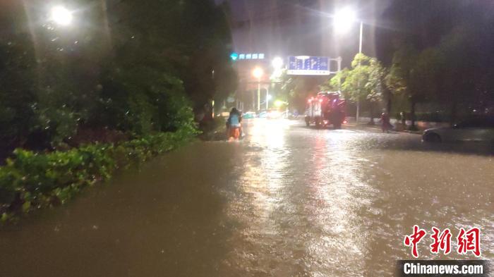 暴雨致贵阳一路段积水严重，消防员现场开展救援工作。　罗春云 摄