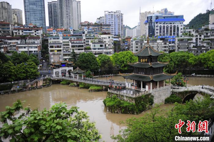 6月10日，受降雨影响，贵阳南明河河水上涨。　石开银 摄