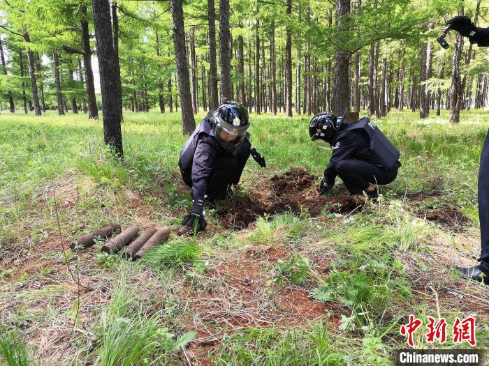 图为内蒙古兴安盟发现一批日伪时期遗留弹药现场。　包青松 摄