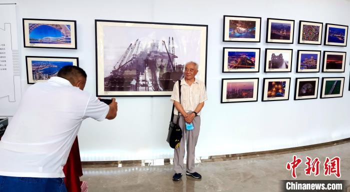 百余幅影像作品，全景展示厦门路桥建设40载发展历程。　杨伏山 摄