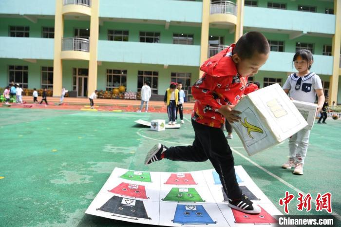 图为孩子们积极参与幼儿园特色活动。　杨艳敏 摄