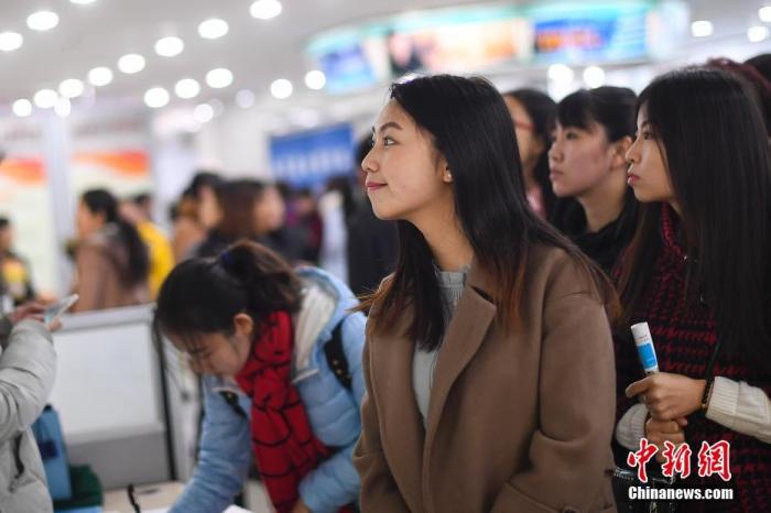 资料图：山西太原某女性专场招聘会现场。中新社记者 武俊杰 摄