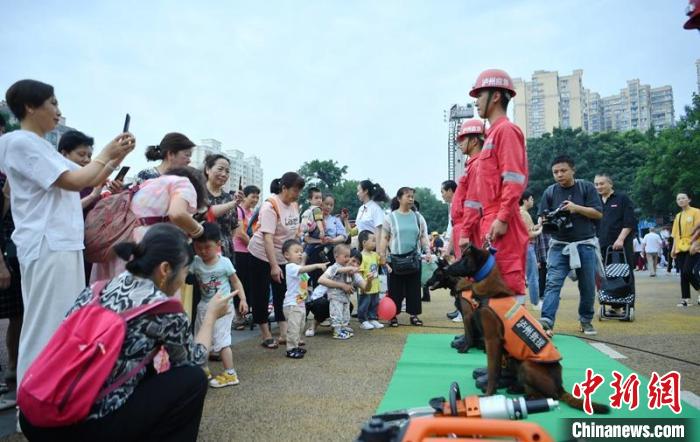 搜救犬吸引市民和孩子。　刘忠俊 摄