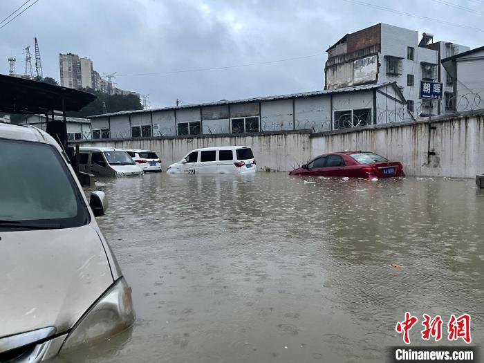 暴雨致贵阳一路段处积水，车辆被淹。　郑宇 摄