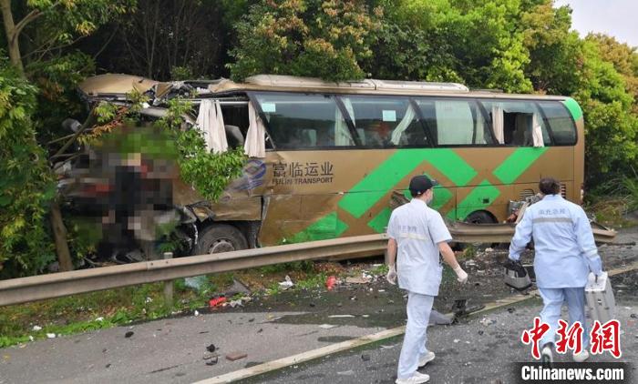 事故现场受损严重的大客车。　卢霞 摄