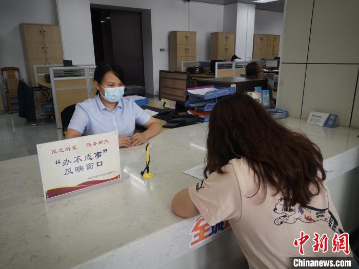 图为柳州市“办不成事”反映窗口。　林馨 摄