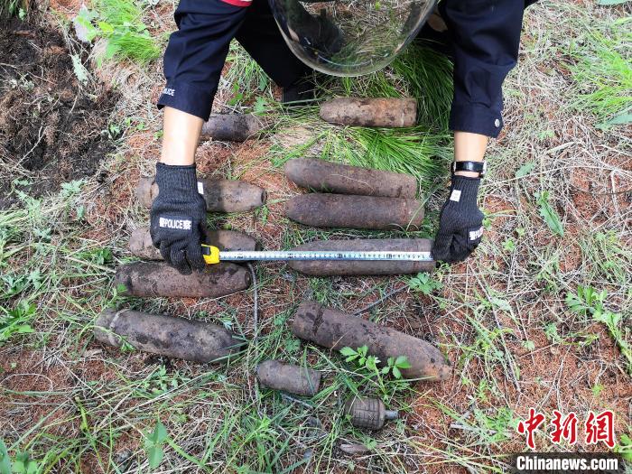 图为内蒙古兴安盟发现一批日伪时期遗留弹药现场。　包青松 摄