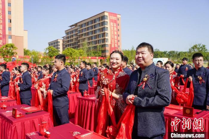 6月6日，在安徽合肥巢湖之畔举行的百对建设者集体婚礼上，一对新人难掩心中的幸福。　张大岗 摄