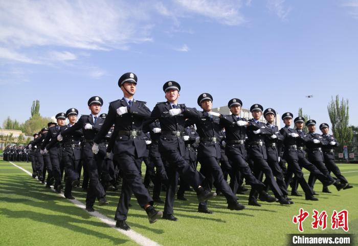 图为青海警官学院教职工方队。　马铭言 摄