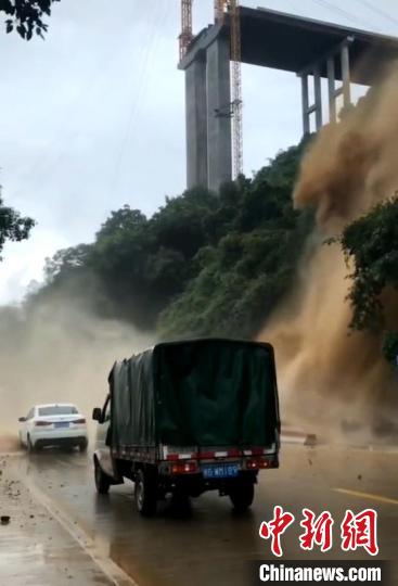 图为：福建三明暴雨致局地交通受影响。　三明供电供图