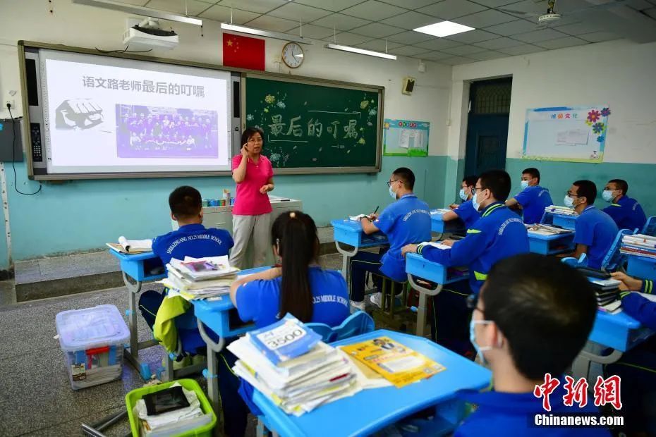 资料图：6月5日，河北石家庄第二十五中学高三年级一教室里，老师给学生们上高考前最后一课。 中新社记者 翟羽佳 摄