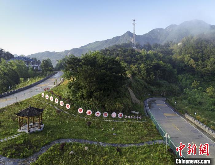 湖北大别山区绿唐线获评成为“十大最美农村路” 湖北蕲春县交通运输局 摄