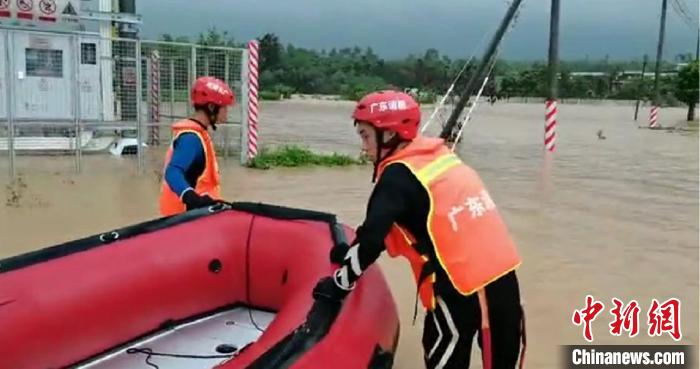 图为广东龙门县消防救援大队救援现场。　赵胜男 摄