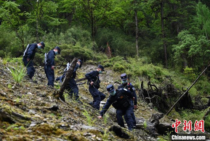 图为移民管理警察开始巡逻。　赵朗 摄