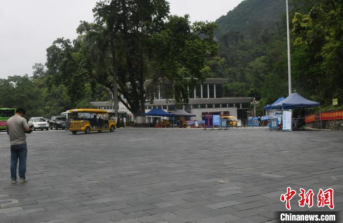 友谊关口岸旅检大楼已进行封闭管理。　蒋雪林 摄