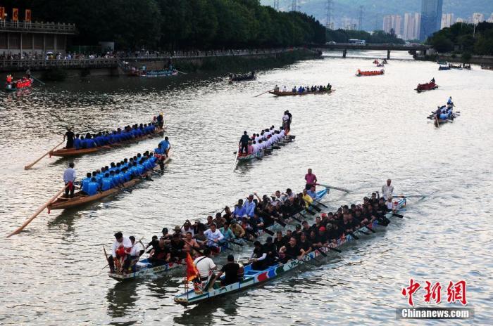 6月13日，福建福州，民众在光明港河道上划龙舟迎端午。 中新社记者 张斌 摄