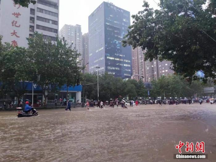 7月20日，河南出现持续性强降水天气，多地出现暴雨、大暴雨，部分地区出现特大暴雨。郑州市已提升防汛应急响应至I级，持续强降雨导致部分街道积水严重。中新社记者 阚力 摄