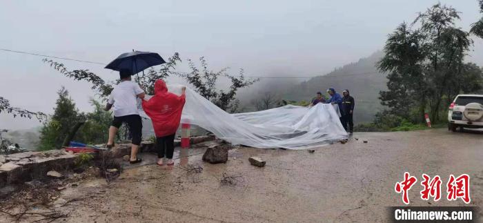 磁县山区部分道路路基被雨水冲毁，防汛一线人员冒雨抢修。　齐雄 摄