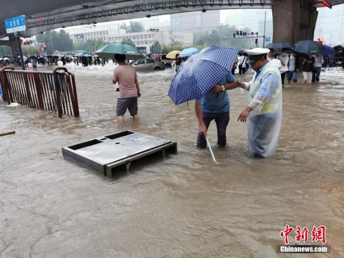 资料图：7月20日，河南出现持续性强降水天气，多地出现暴雨、大暴雨，部分地区出现特大暴雨。郑州市已提升防汛应急响应至I级，持续强降雨导致部分街道积水严重。中新社记者 韩章云 摄