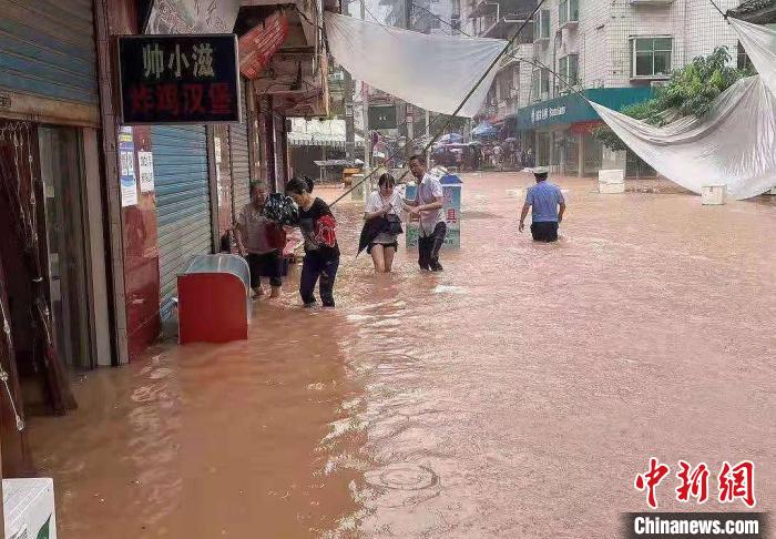 通江进水被淹的街道。　通江应急供图