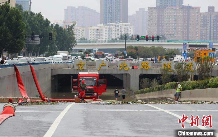 湖北省专业救援力量彻夜抽排郑州站西广场积水 张畅 摄