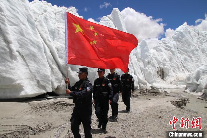 图为普玛江塘边境派出所移民管理警察在边境一线岗布冰川巡逻踏查。　山南边境管理支队供图