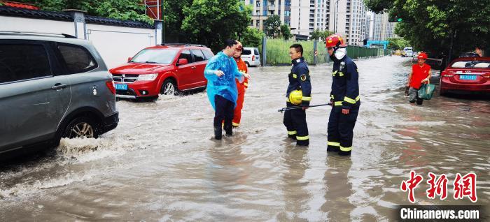 消防部门正处理道路积水。　拱墅区委宣传部供图