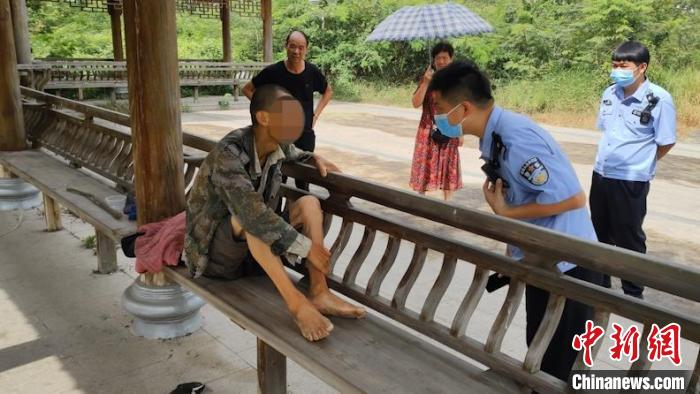 浙江乐清民警询问男子情况 阮伟豪 摄