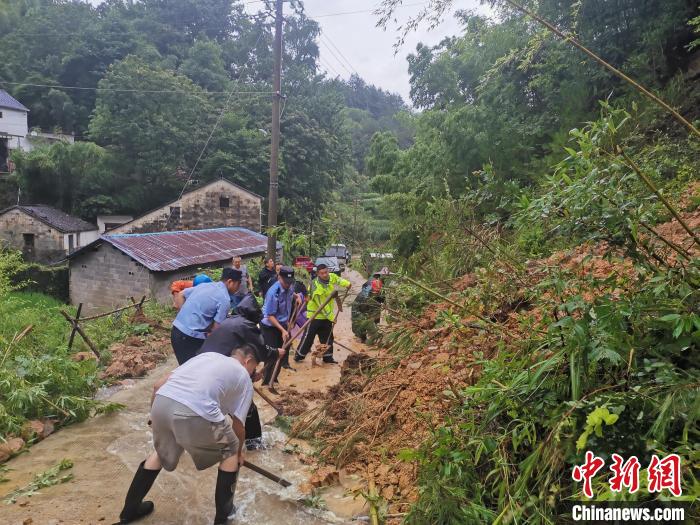 警民携手抢险 胡雪 摄