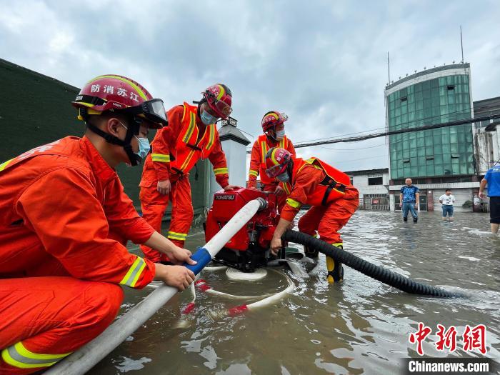 7月27日晚，苏州市姑苏区消防救援大队紧急处置43起高空排险、低洼排涝和倒塌救援险情。　霍然 摄