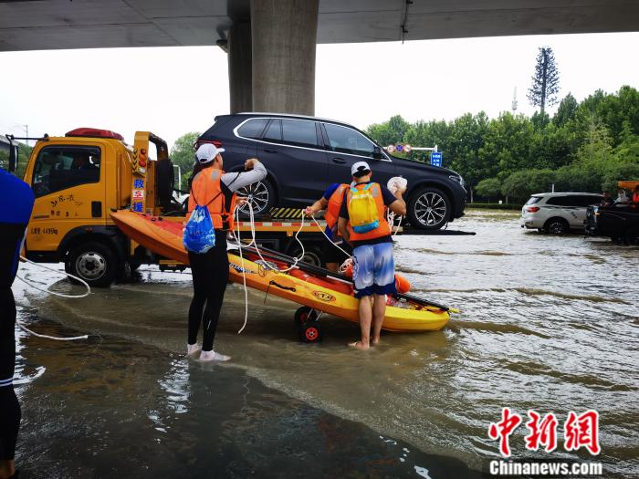 22日，河南郑州，通往阜外心血管医院的必经之路，现场很多救援人员，包括消防队、专业皮划艇队、民间救援队等。郎朗摄