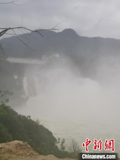 7月2日，青狮潭水库排洪。　涂庭全 摄