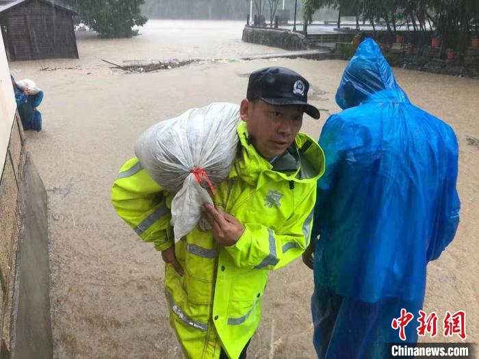 民警参与抢险 陈洁 　摄